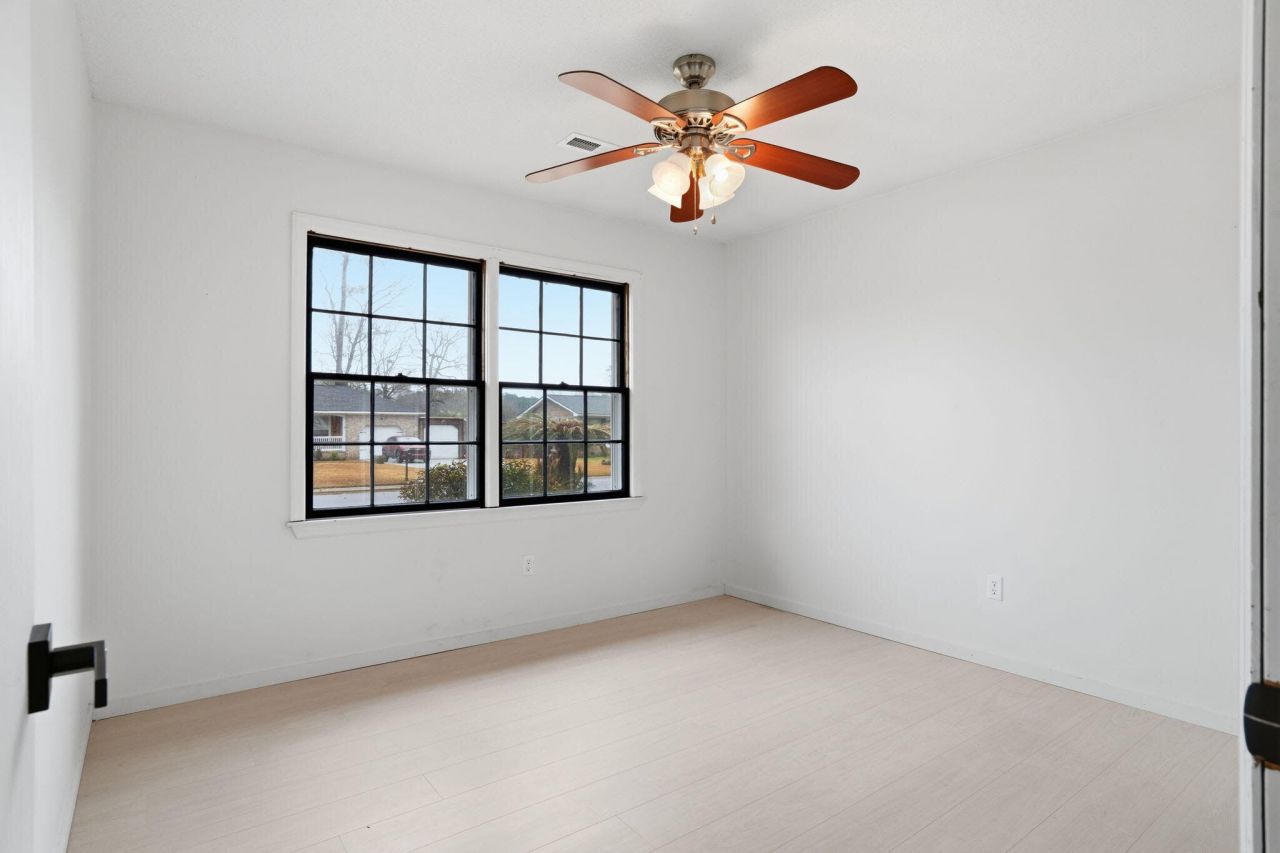 104 Hedge Row Photo 15