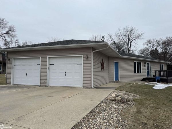 1501 W 6th Avenue N, Clear Lake, IA 50428