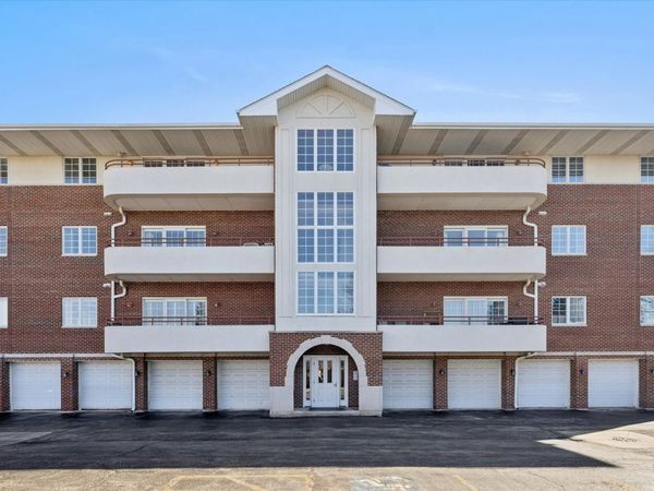 714 W 63rd Street, Unit 303, Westmont, IL 60559