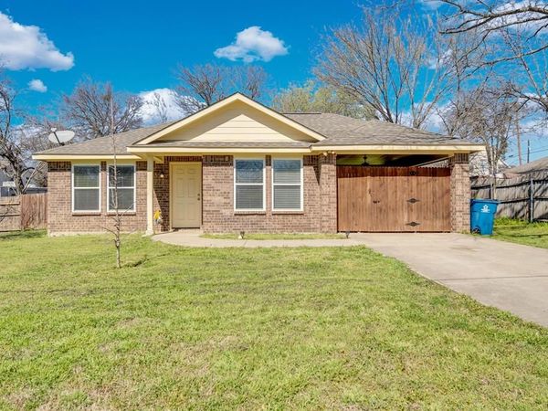 106 W Adair Street , Alvarado, TX 76009