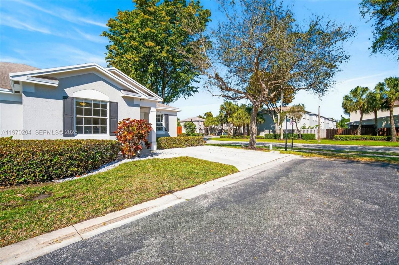 5911 Kelsey Ln , Tamarac, FL 33321 Photo