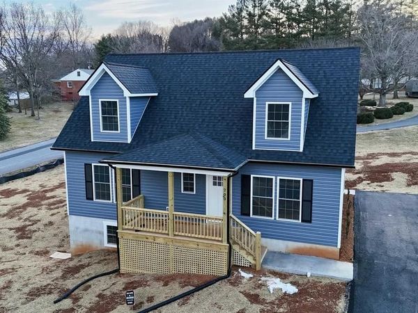 200 ROBIN HOOD RD, STAUNTON, VA 24401