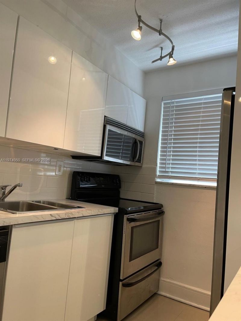 1120 102nd St, Unit 8, Bay Harbor Islands, FL 33154 Photo