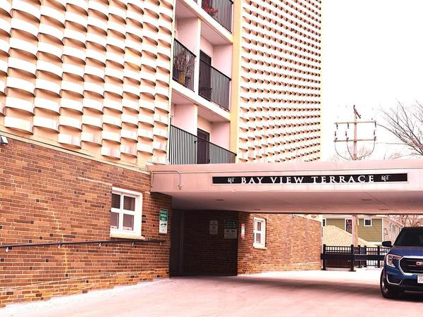 2525 S Shore DRIVE, Unit 5F, Milwaukee, WI 53207