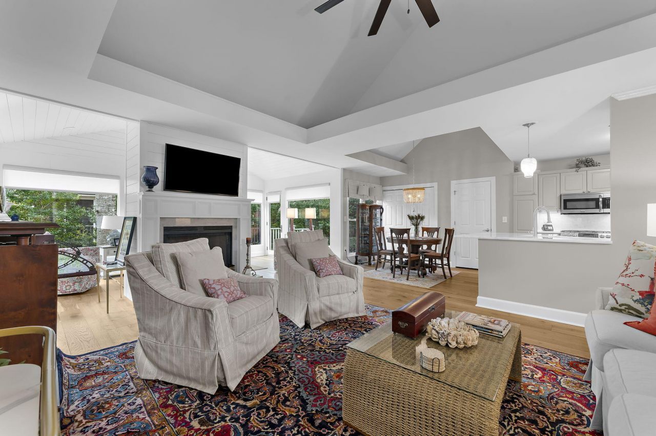 1380 Southlake Drive Photo 9