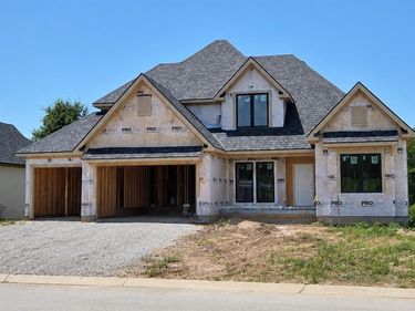 8740 N LEWIS Avenue, Kansas City, MO 64157