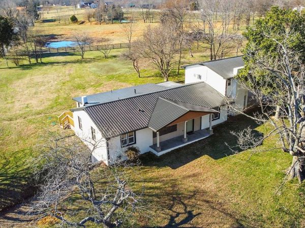 405 Fairfield Rd, Bethpage, TN 37022