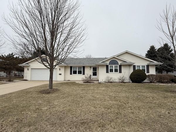 62 E Sedgemeadow STREET, Elkhorn, WI 53121