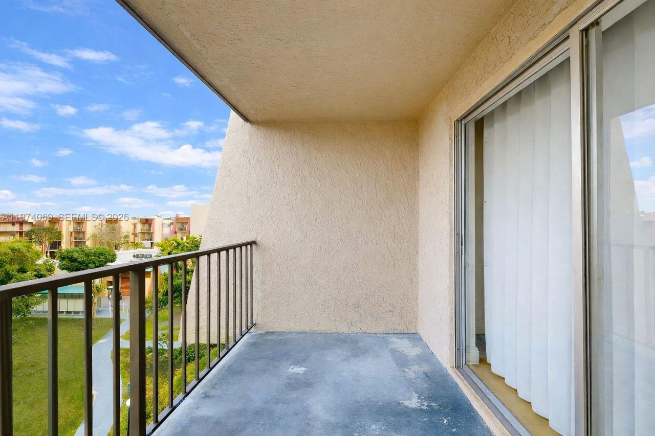 13715 Kendale Lakes Cir, Unit PH-A10, Miami, FL 33183 Photo