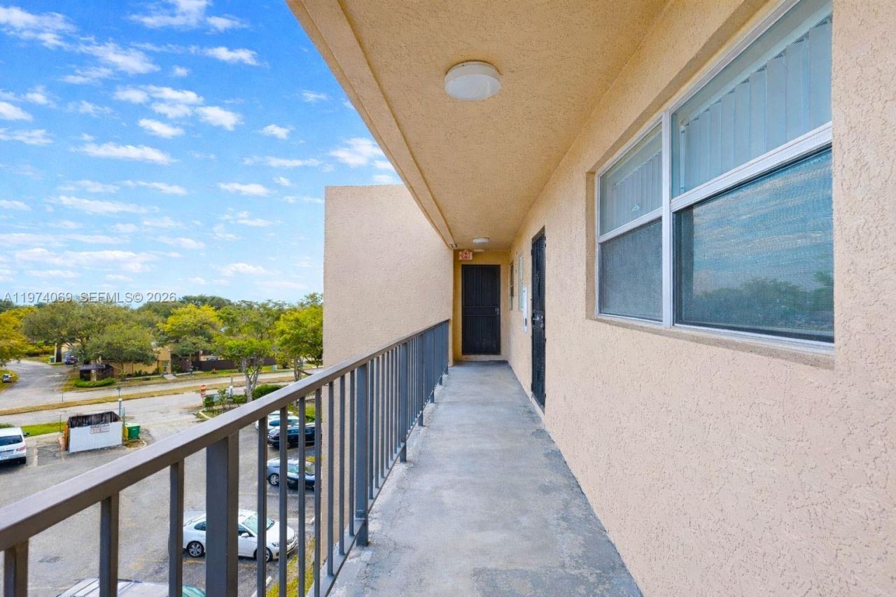 13715 Kendale Lakes Cir, Unit PH-A10, Miami, FL 33183 Photo