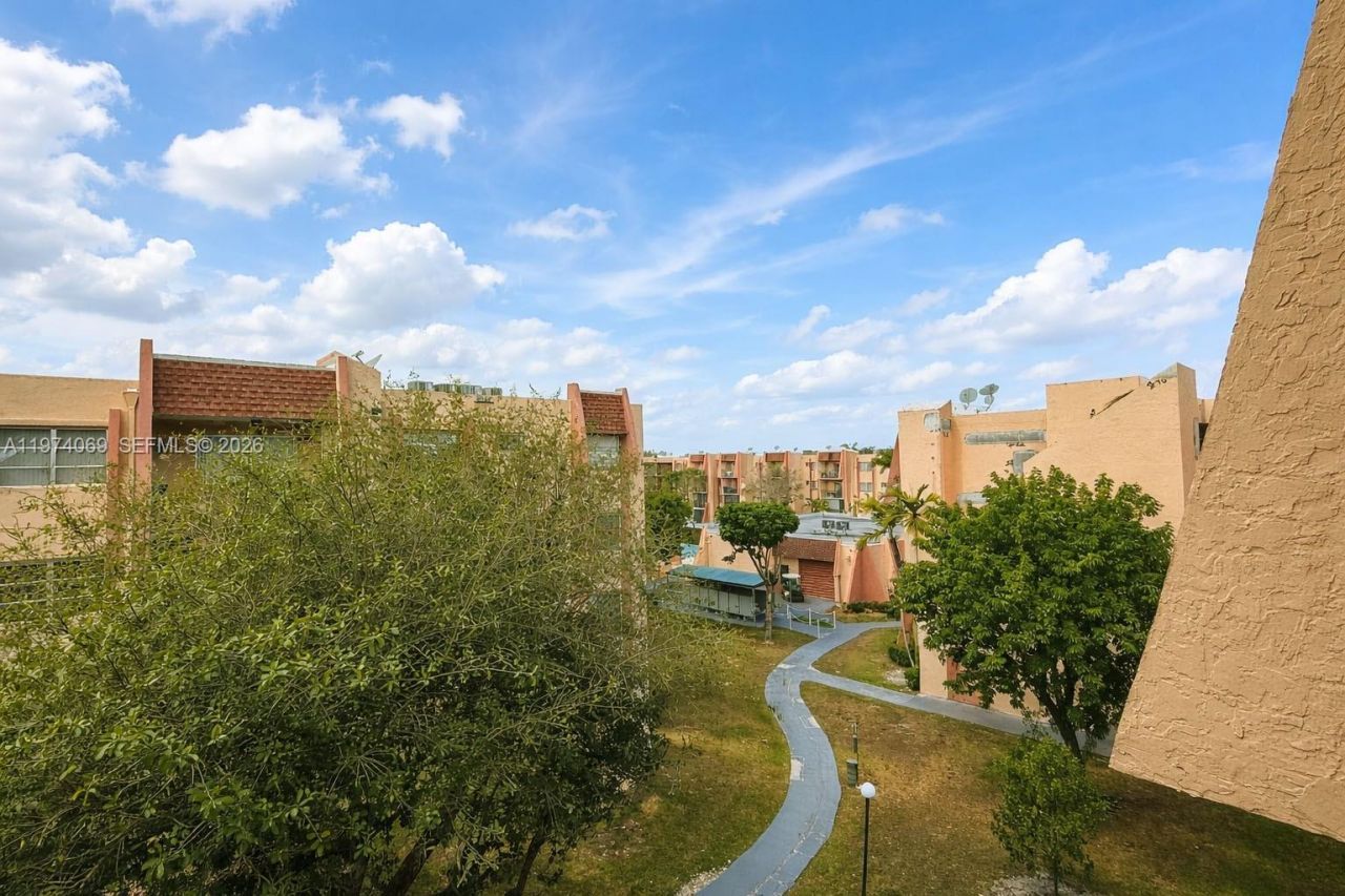 13715 Kendale Lakes Cir, Unit PH-A10, Miami, FL 33183 Photo