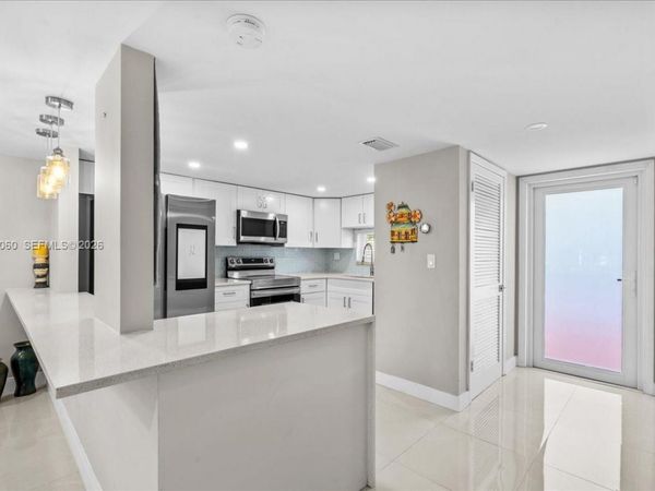 811 S Hollybrook Dr, Unit 208, Pembroke Pines, FL 33025