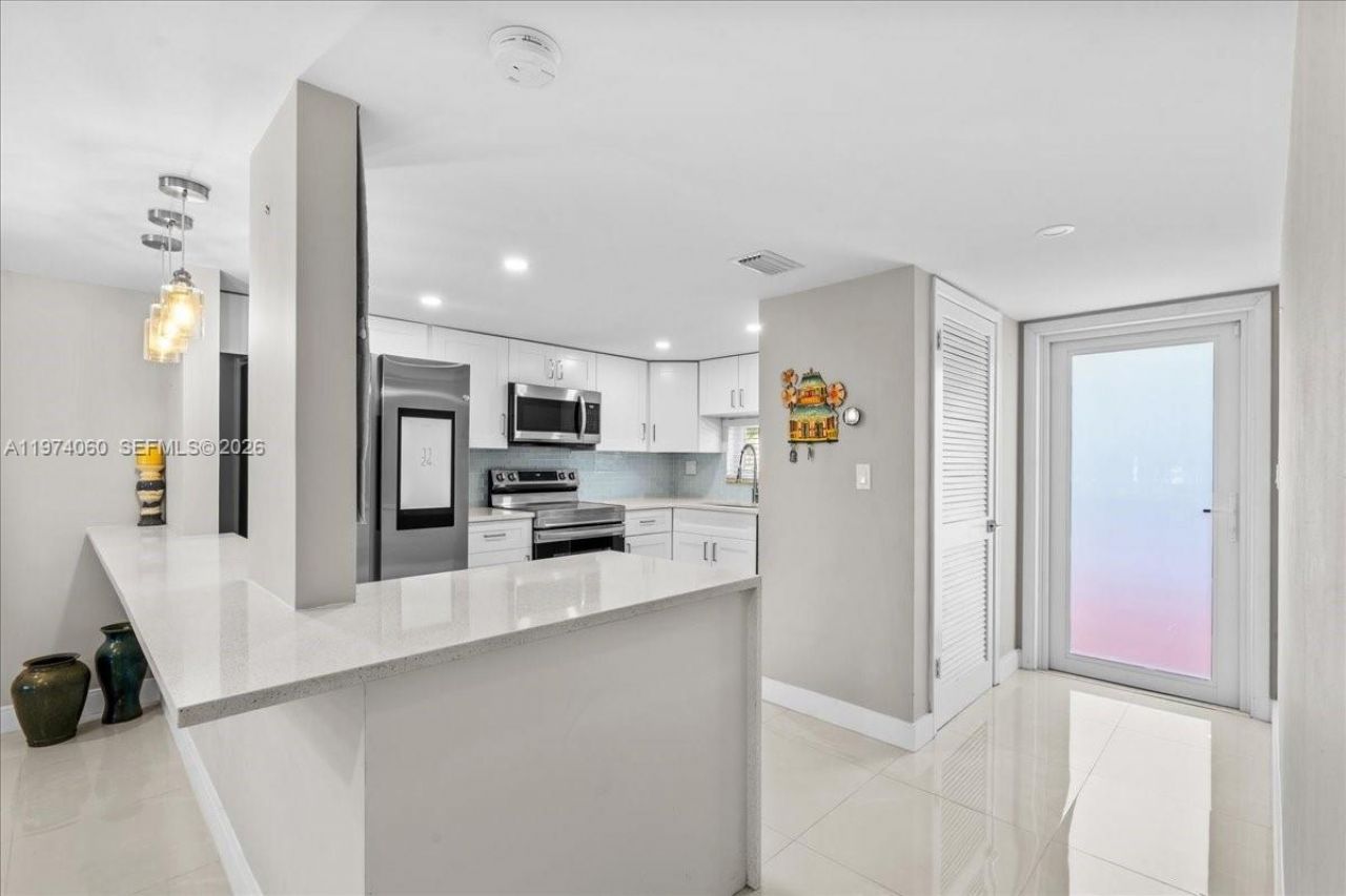 811 S Hollybrook Dr, Unit 208, Pembroke Pines, FL 33025 Photo