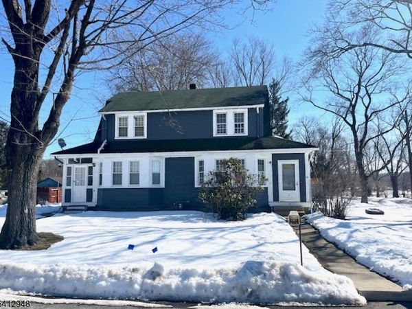 2 Chase Dr, Roxbury, NJ 07847