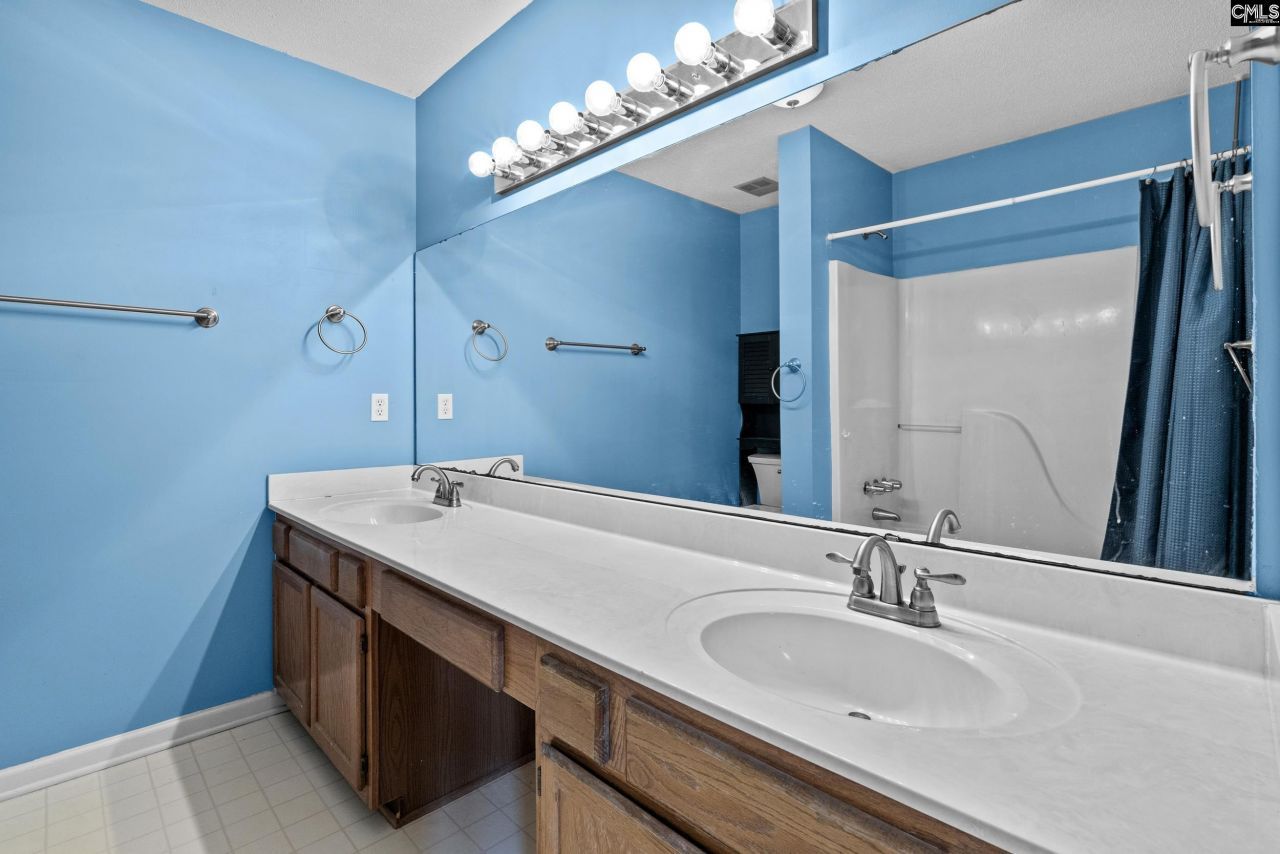 305 Whispering Glen Court  Photo 11