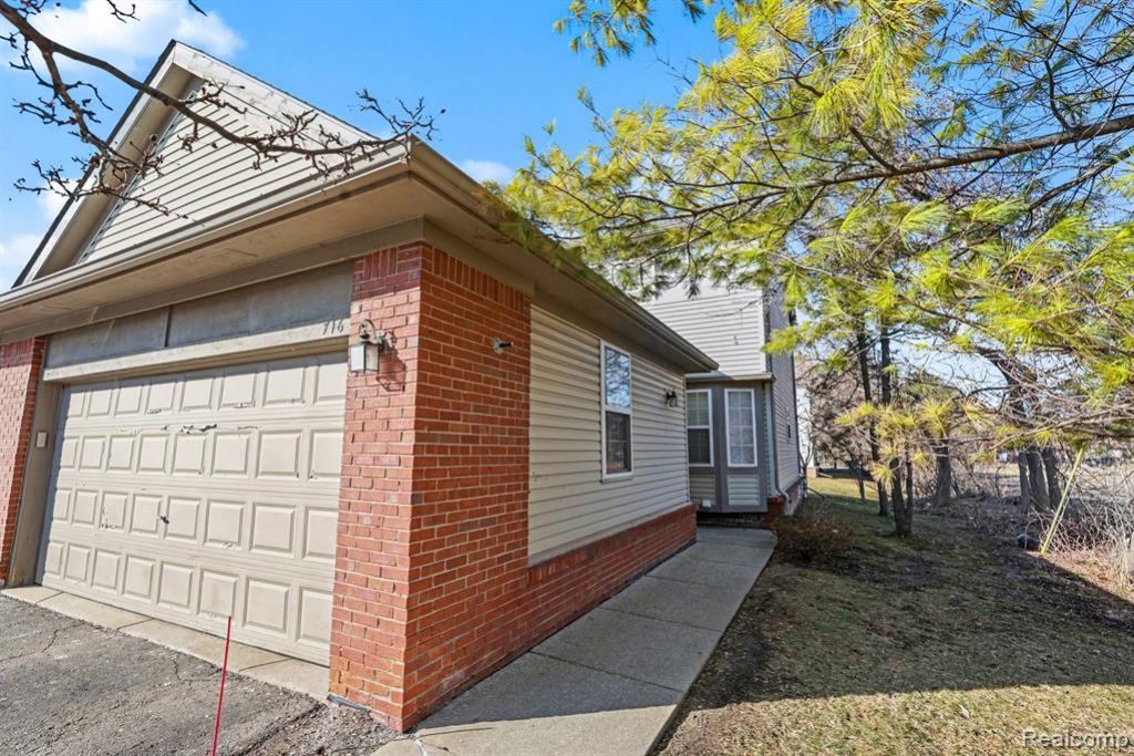 716 Palmer Drive, Pontiac, MI 48342 Main Photo