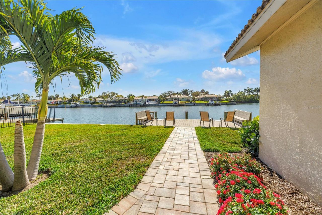 1964 Massachusetts Avenue Ne, Saint Petersburg, FL 33703 Photo
