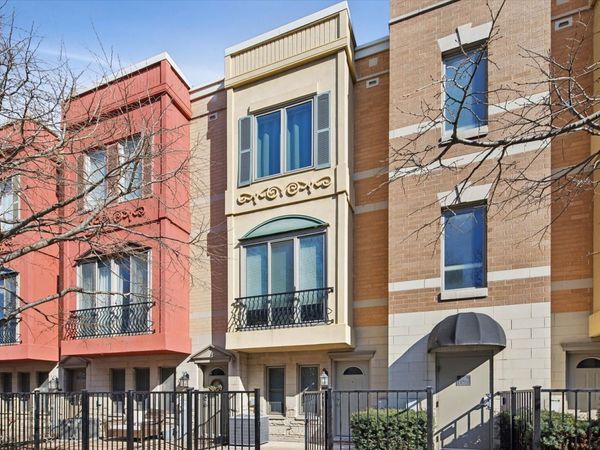 525 N PEORIA Street, Chicago, IL 60642