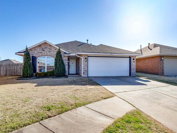 601 SW 38th Place, Moore, OK 73160