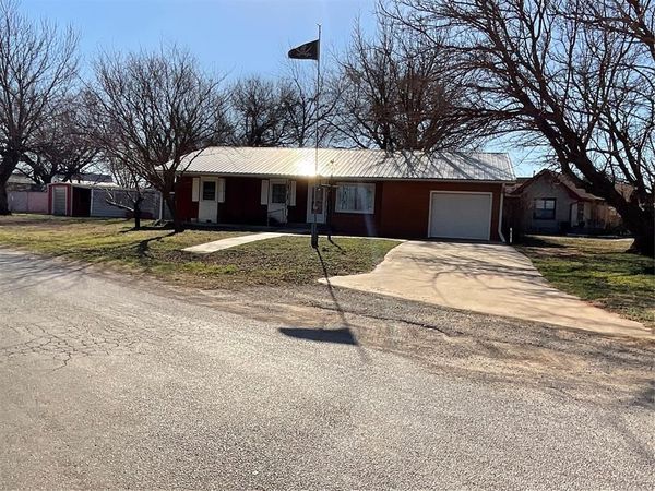 410 N Walnut Street, Seiling, OK 73663