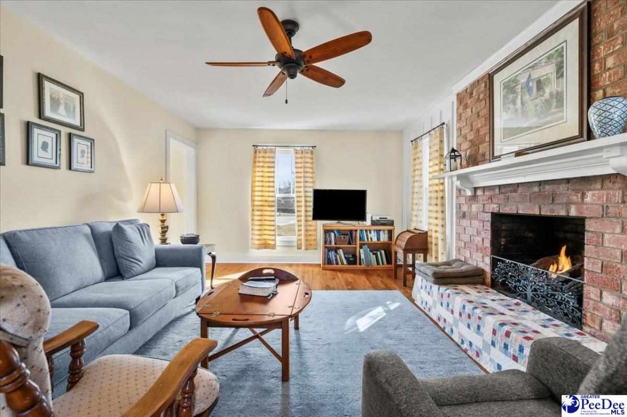 2001 Elanie Cir. Photo 11