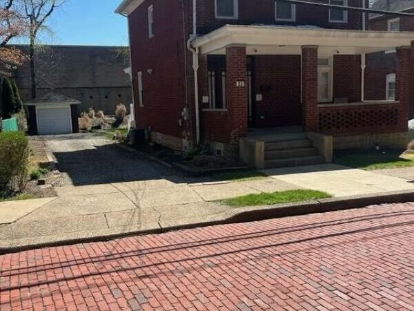 33 Kenmore Ave, Forest Hills, PA 15221