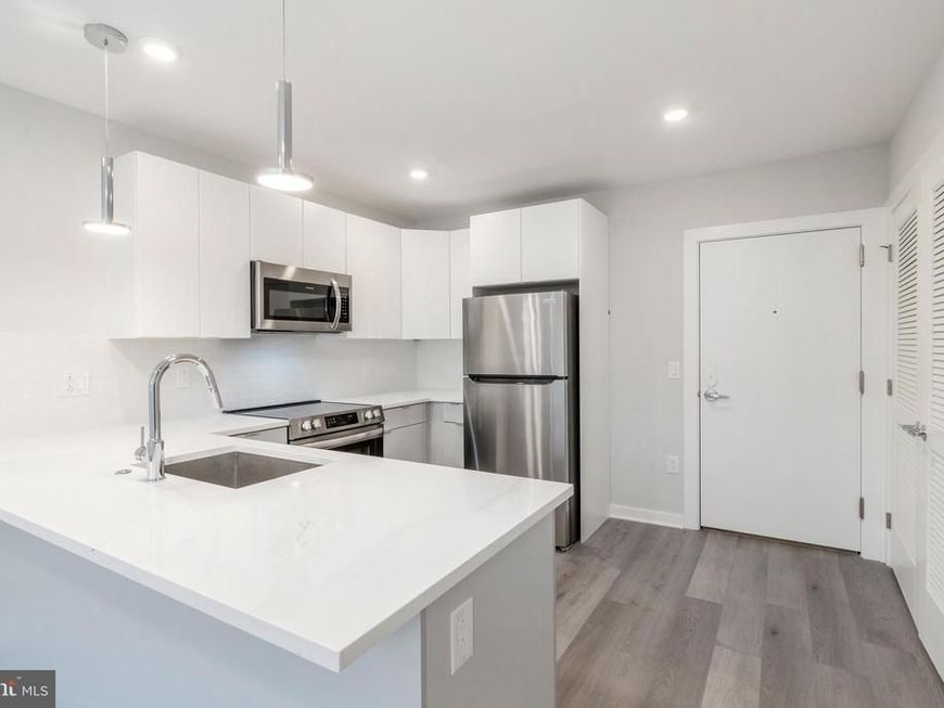 3449 Scotts Lane, Unit B418, Philadelphia, PA 19129 Main Photo