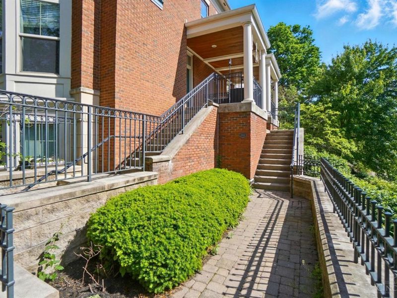 207 Stetson Street, Cincinnati, OH 45219 Photo 2