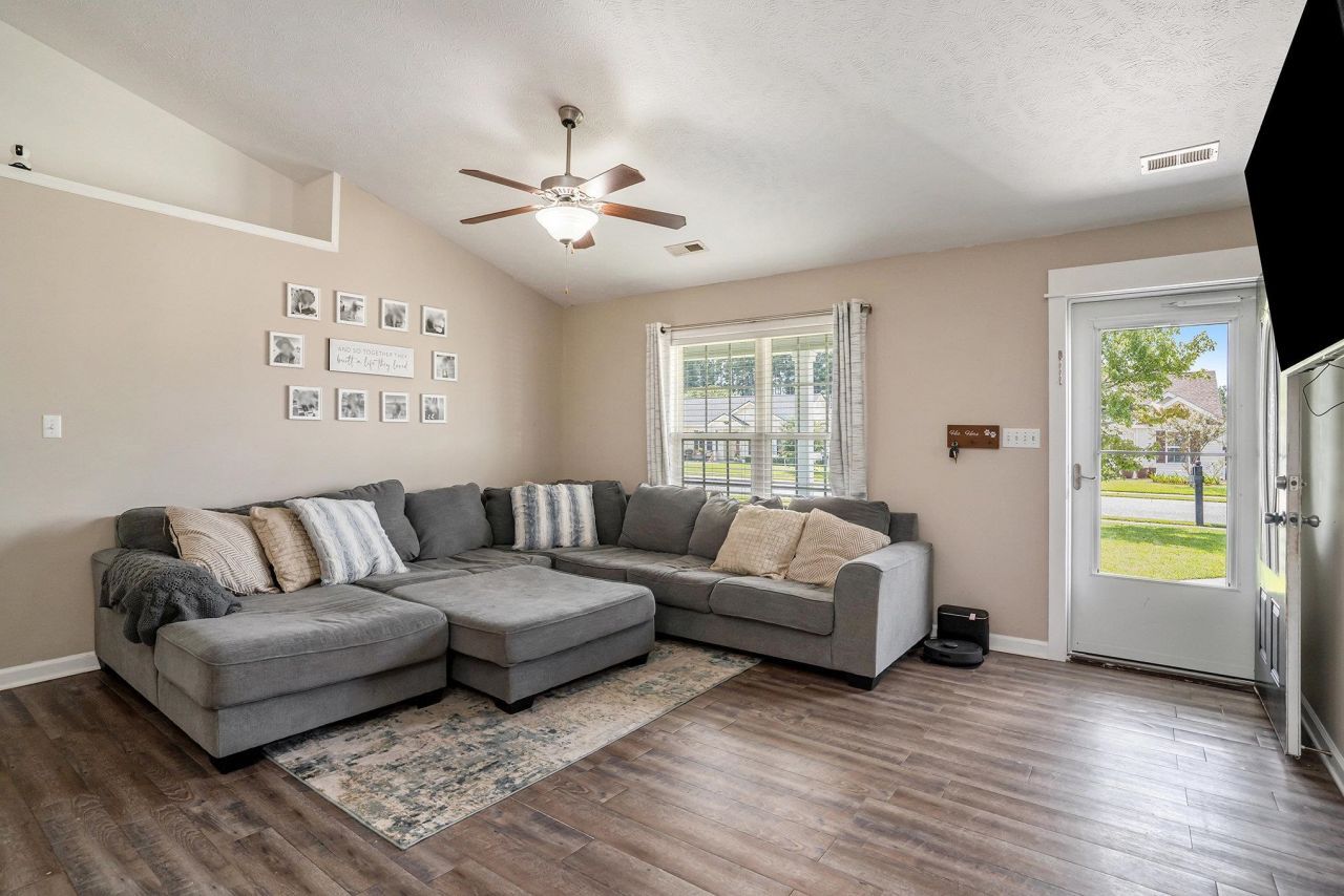 1036 Augustus Dr. Photo 6