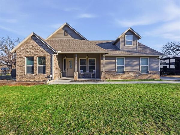 913 Carpenter Street, Azle, TX 76020