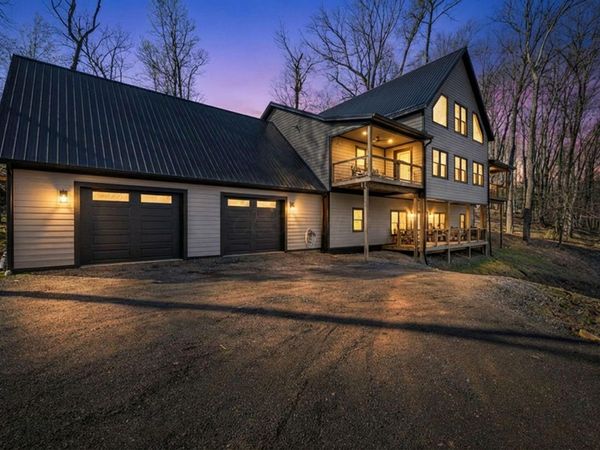 670 Natchez Lane , Sugar Grove, OH 43155