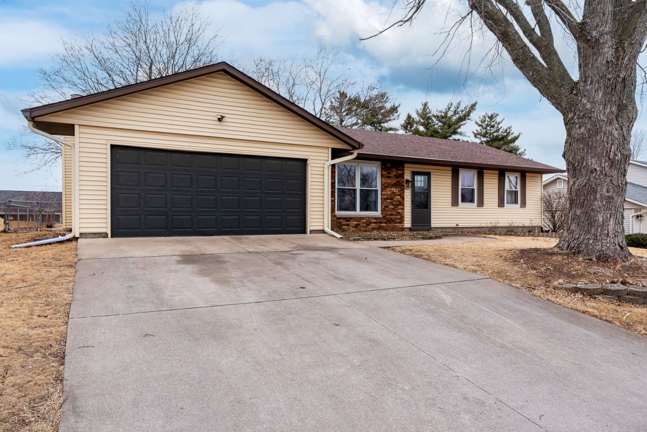 5824 Oakbrook Road, Davenport, IA 52806 Main Photo