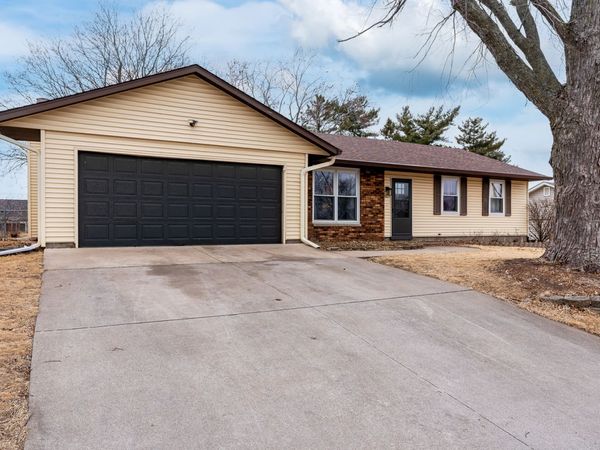 5824 Oakbrook Road , Davenport, IA 52806