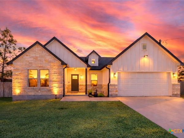 111 Tree Top Lane, Smithville, TX 78957