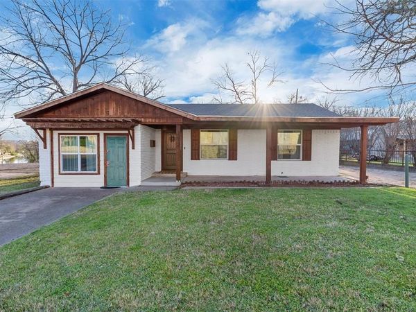 212 N Crockett Street, Granbury, TX 76048