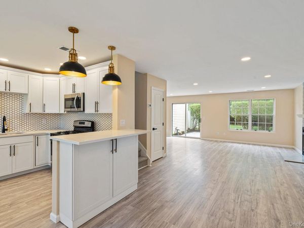 6 Doe Path , Coram, NY 11727