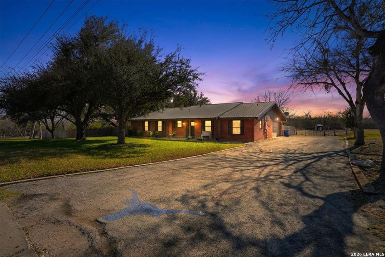 301 Lagarto Rd, George West, TX 78022 Main Photo