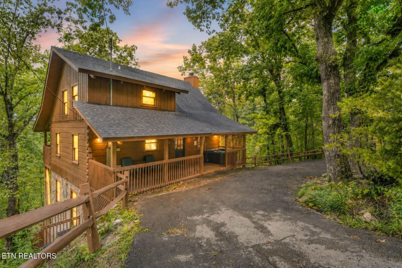 3342 Twin City Way, Pigeon Forge, TN 37863 Main Photo
