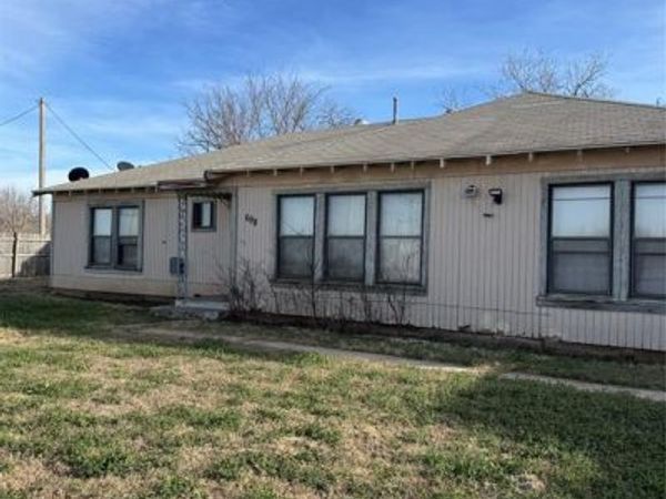 698 E Goeth Street, Lueders, TX 79533