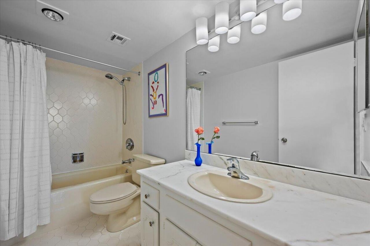2400 Presidential Way, Unit 1005, West Palm Beach, FL 33401 Photo