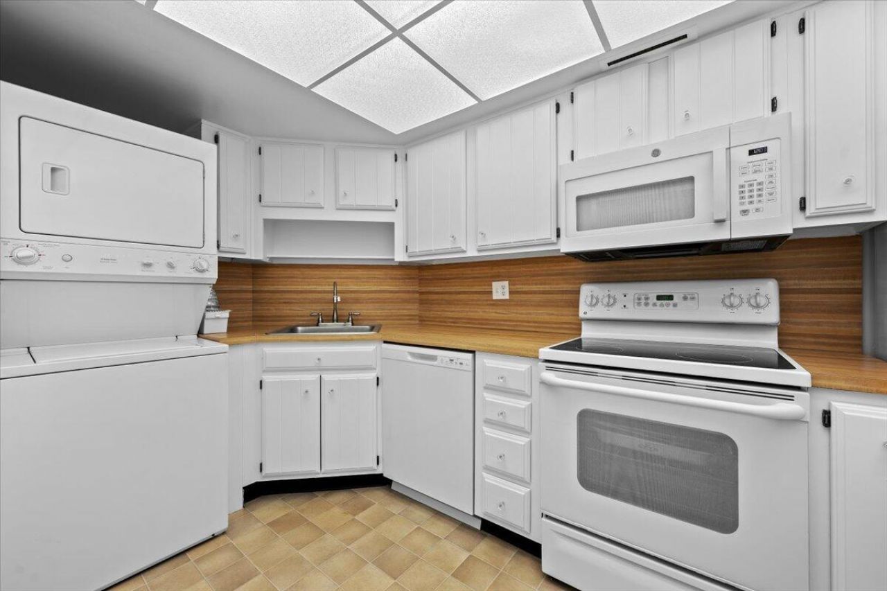 2400 Presidential Way, Unit 1005, West Palm Beach, FL 33401 Photo