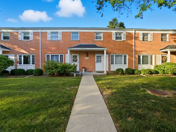 2132 Rugen Road, Unit E, Glenview, IL 60026