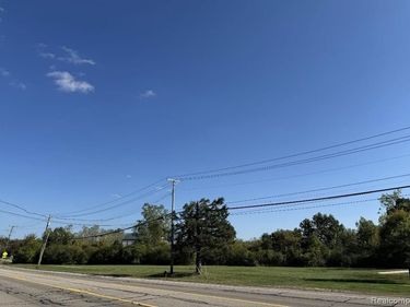 92 E Wattles Road , Troy, MI 48085