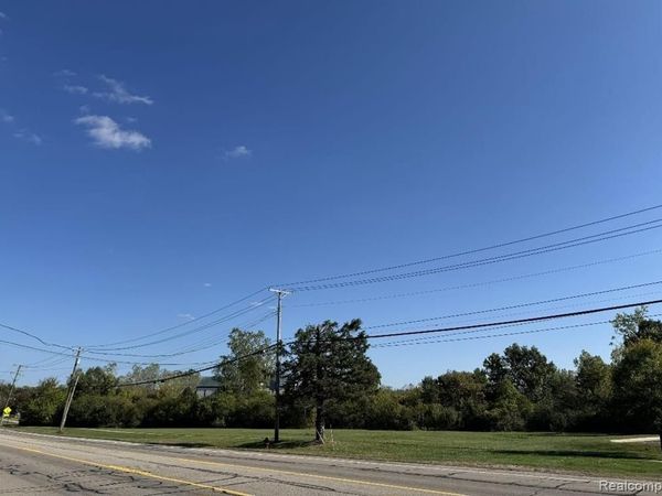 92 E Wattles Road , Troy, MI 48085