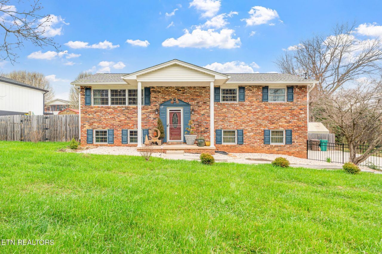 724 Hidden Valley Rd, Knoxville, TN 37923 Main Photo