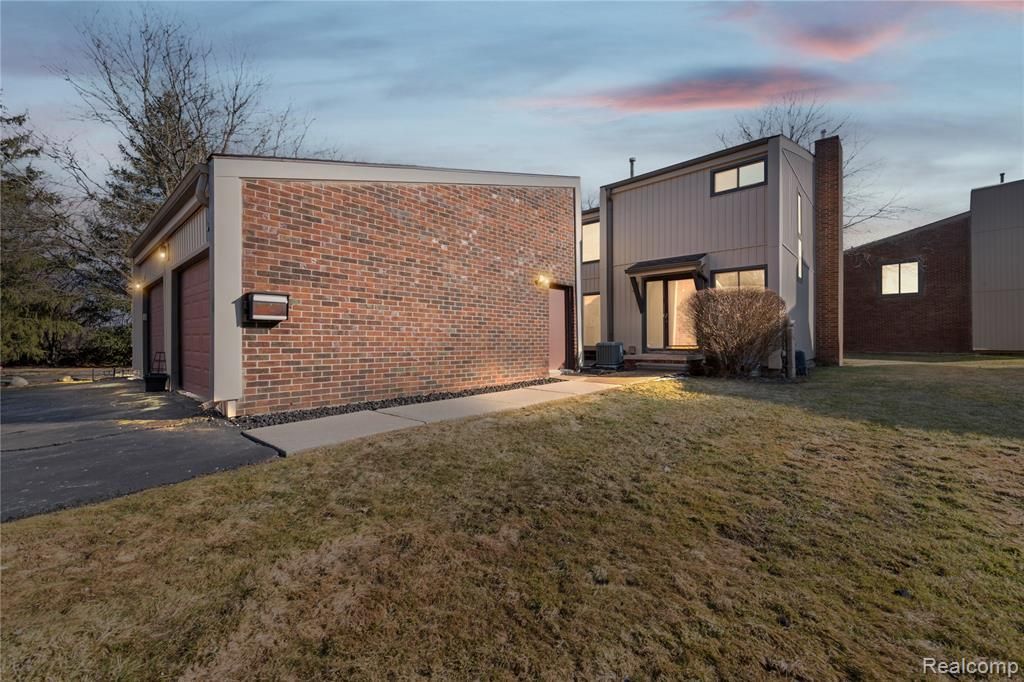 25033 Woodvale Drive N, Southfield, MI 48034 Main Photo