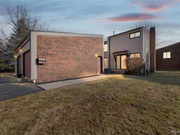 25033 Woodvale Drive N, Southfield, MI 48034