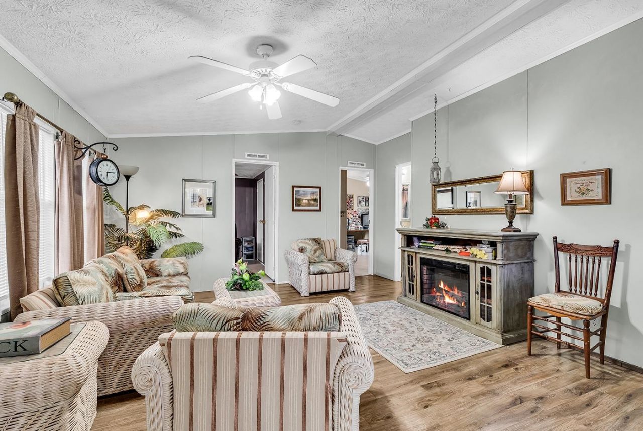 738 Oliver Dr.  Photo 4