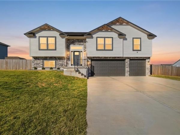 1002 NW 3rd Street, Oak Grove, MO 64075