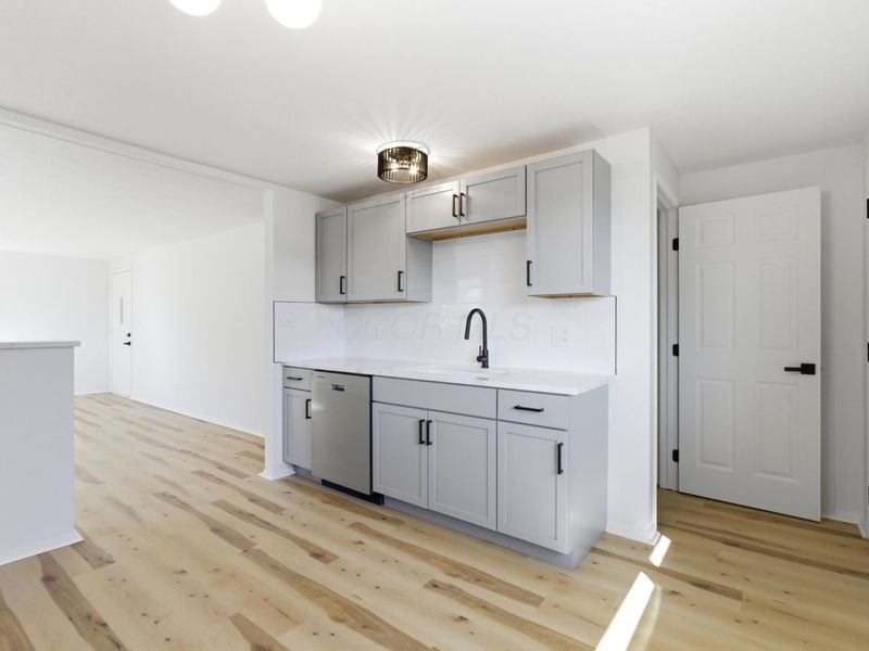 1884 Barnett Court W, Columbus, OH 43227 Photo 18